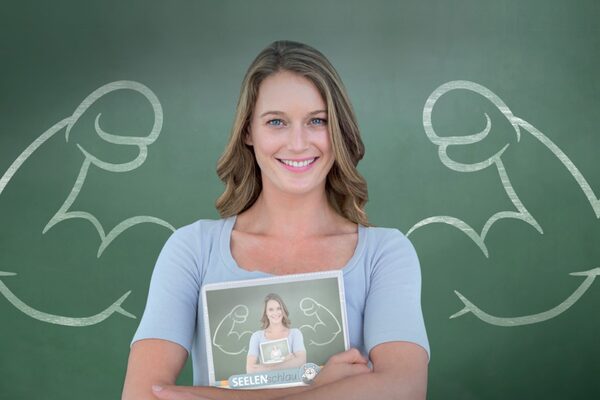 Das Bild zeigt eine Frau vor einer Tafel an der die Umrisse von zwei stark trainierte Arme gezeichnet sind. Dadurch entsteht der Eindruck, dass die Frau muskuliöse Arme präsentiert. Die hat das Konzept des Projektes Seelenschlau+ in den eigenen Armen.