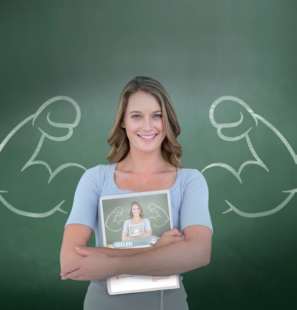 Das Bild zeigt eine Frau vor einer Tafel an der die Umrisse von zwei stark trainierte Arme gezeichnet sind. Dadurch entsteht der Eindruck, dass die Frau muskuliöse Arme präsentiert. Die hat das Konzept des Projektes Seelenschlau+ in den eigenen Armen.