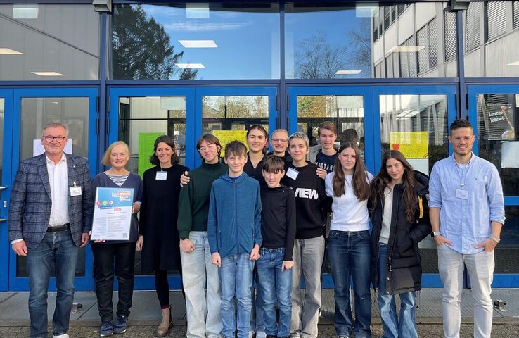 Das Foto zeigt Reinhard Schulte (Schulleiter GAT), Petra Vajler-Schulze (Fachstelle Prävention der Diakonie An Sieg und Rhein), Suse Müller (Konrektorin GAT) und ganz rechts Daniel Weber (Lehrer GAT)