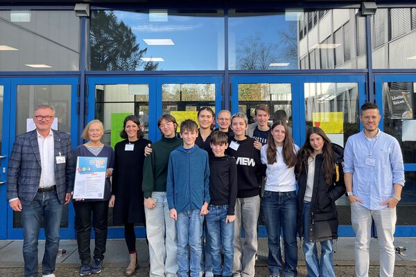 Das Foto zeigt Reinhard Schulte (Schulleiter GAT), Petra Vajler-Schulze (Fachstelle Prävention der Diakonie An Sieg und Rhein), Suse Müller (Konrektorin GAT) und ganz rechts Daniel Weber (Lehrer GAT)