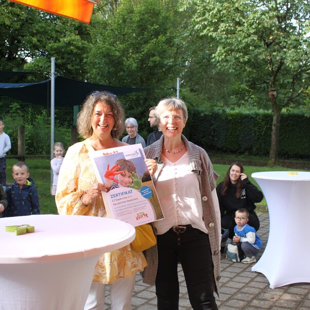Bild von Yasmin Gross (Gesundheitsamt) und Gisela Lenzgen (Leiterin) zur Zertifierung der Kita Seelkirchen in Neunkirchen-Seelscheid