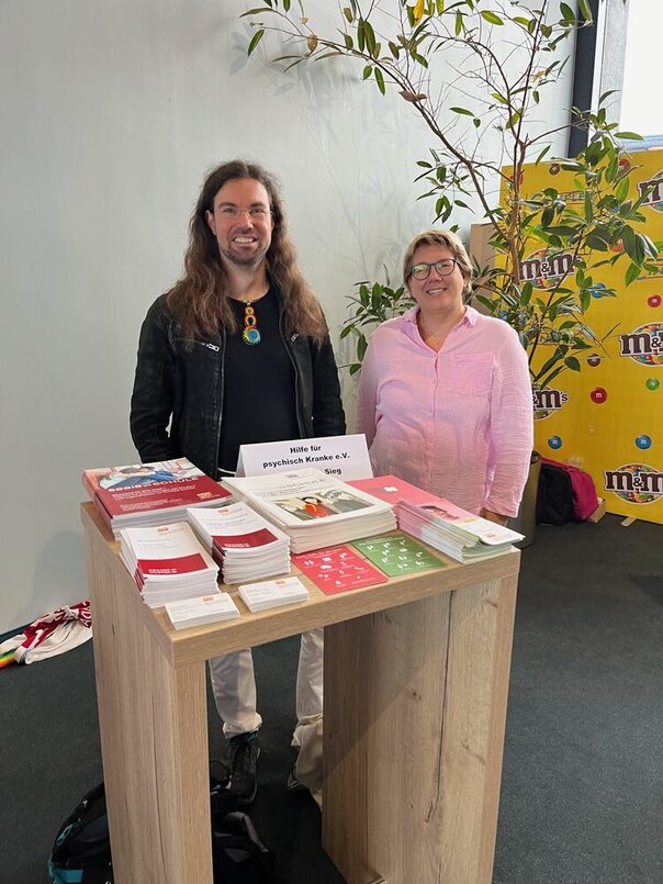 Foto vom Stand des Vereins "Hilfe für psychisch Kranke" mit Fr. Braun und Hr. Douglas