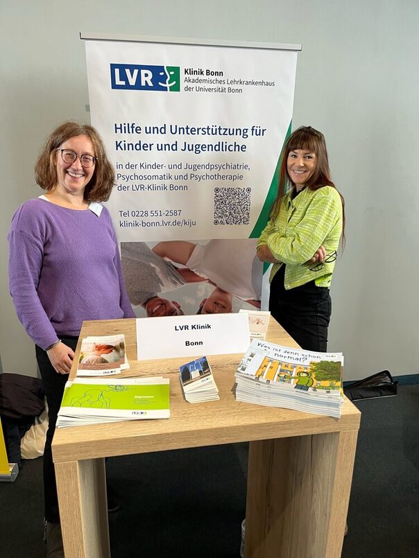 Stand der LVR Klinik, Bonn mit Sandra Zwick und Dr. Lena Münchenhagen (v.l.)