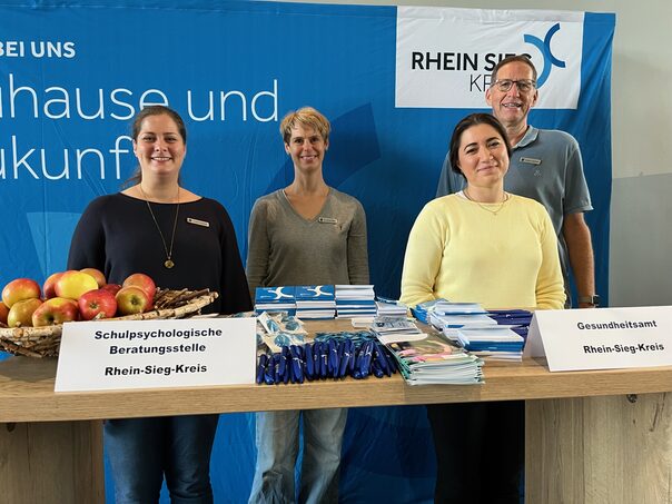 Das Foto zeigt von links nach rechts das Team des Rhein-Sieg-Kreises mit Christina Vonderbank, Schulpsychologische Beratungsstelle sowie Dr. Simone Beitz, Linda Mische und Karsten Heusinger vom Gesundheitsamt Rhein-Sieg-Kreis