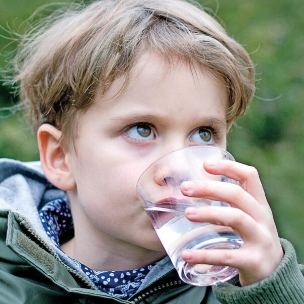 Foto von einem Kind welches eine Glas Wasser trinkt