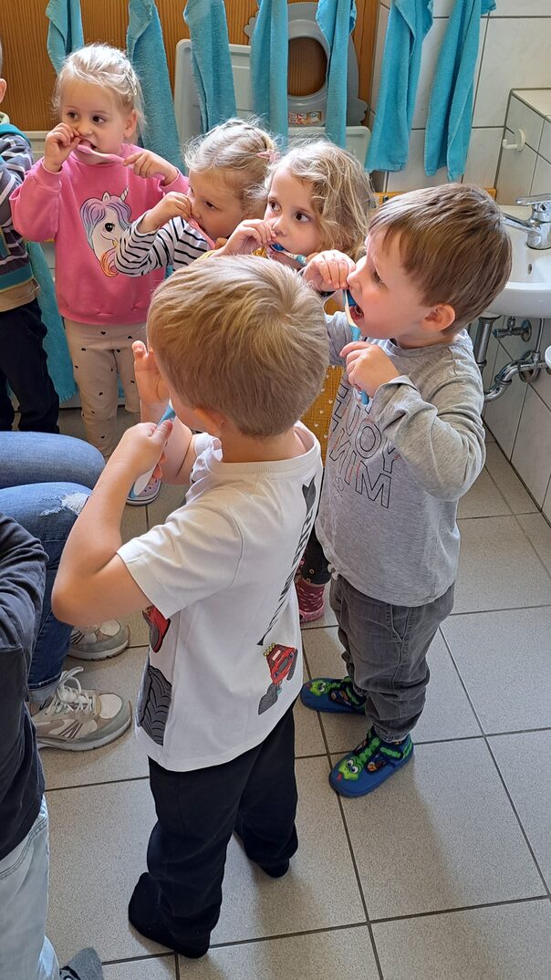 Kinder aus dem Familienzentrum Sonnenblume in Bornheim beim Zähneputzen