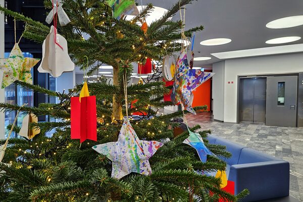 geschmückter Weihnachtsbaum im Foyer des Kreishauses